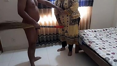 25 Year old Aunty Ko Jabardasti Chudai - Indian Hot Aunty Fucks Neighbor while Sweeping the House