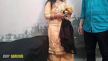 ladke ke room me punjabi amma ko mila condom, ladke ne usi condom se amma ko chod diya, real sex with clear hindi audio