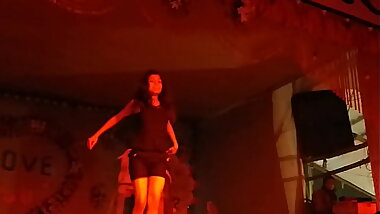 मेरी हॉट डांस देखो...