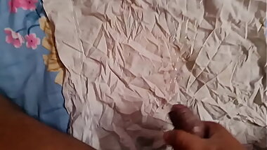 Bed pr mutthi maari oor porn dekha