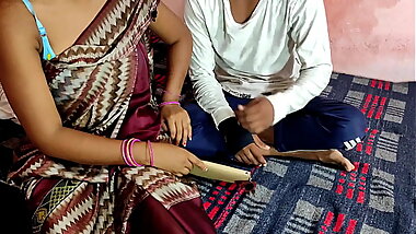 झगड़े से परेशान xxx सौतेली मम्मी को सहारा दिया, हिंदी रोलप्ले चुदाई