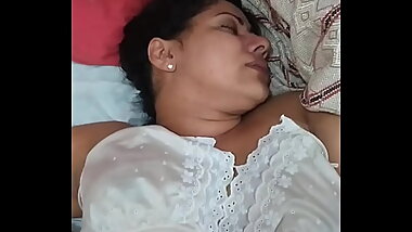 Mulher Indiana enfiando pau gigante na garganta e levando socadas estocadas forte na buceta