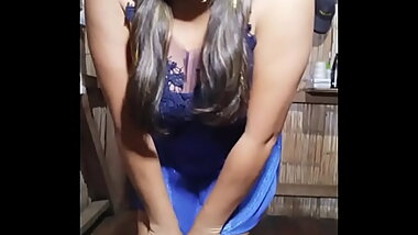 Tipa ense&ntilde_a sus hermosas tetas en un live...