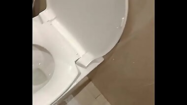 शादी के कार्यक्रम में बाथरूम में हिलाक़े वीडियो बनाया