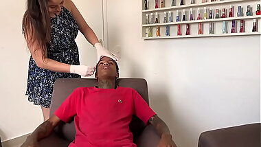 GOSTOSA FAZ A SOBRANCELHA DO NOVINHO EM TROCA RECEBE PICA E ELE COLOCOU AT&Eacute_ NO CUZINHO DELA