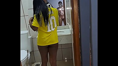 ESPREMENTANO O PINTO DO CASADO QUANDO A MULHER DELI SAIU PRA ver a copa dei o cu pra eli