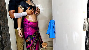 कोमल अपने पति के साथ नहाने का मजा लिया