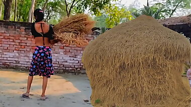 खेत मे काम कर रही लड़की को पटक के कुतिया बना के चोदा