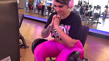 Fiquei  com a buceta molhada na academia!