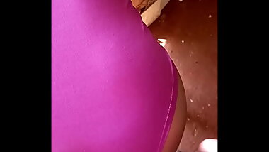 ENQUANTO FAZIA AS TAREFAS DA CASA. &quot_ATAQUEI MEU PRIMO NOVINHO GOSTOSO NO BANHEIRO.