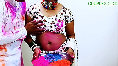 हैप्पी होली भाभी जी घर पर कोई नहीं है प्लीज चोदने दो ना प्लीज़