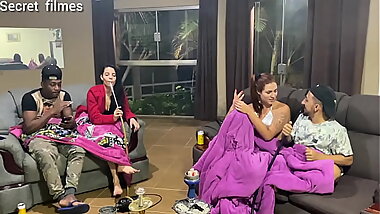 casal fode com a mulher do seu amigo enquanto ele foi