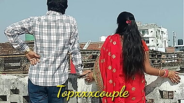 छत पर टहल रही पड़ोसी की नई-नवेली दुल्हन को पटाकर चोद ड़ाला